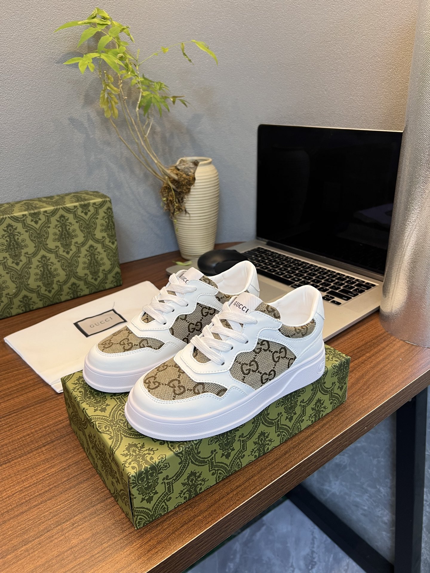 Children's shoes child